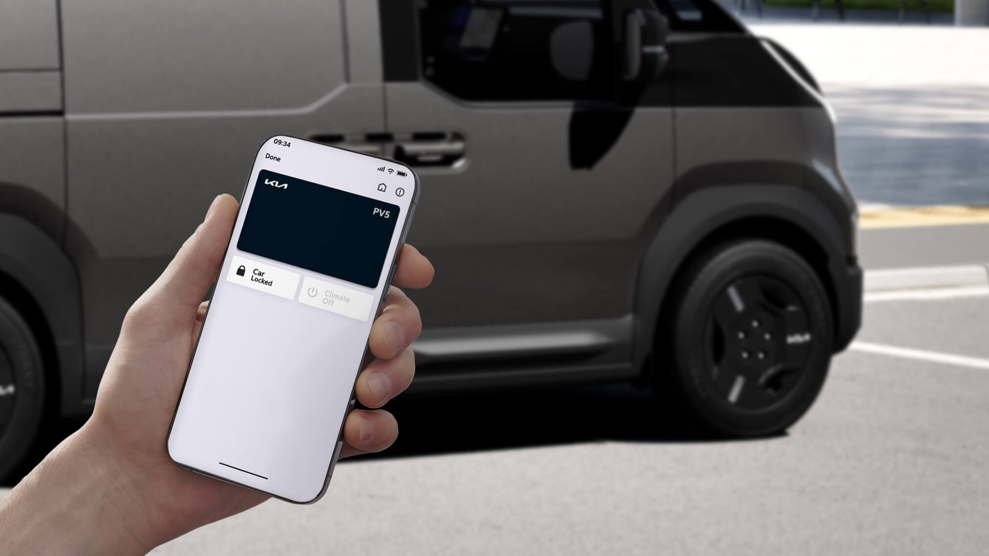 Mano che tiene uno smartphone per accedere alla chiave digitale Kia