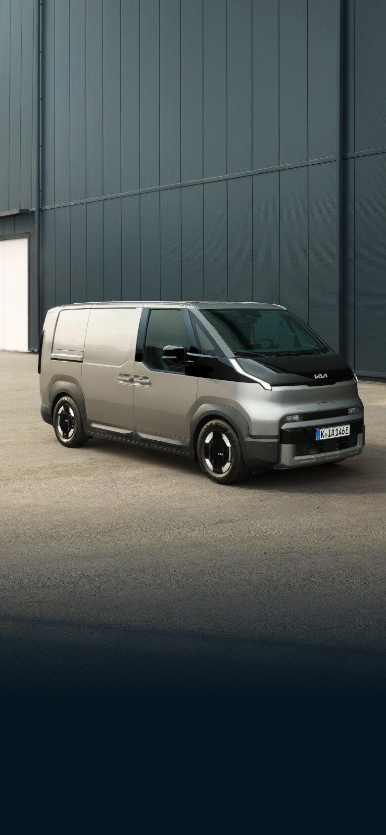 Widok z przodu dostawczej Kia PV5 w wersji z przedłużonym nadwoziem, zaparkowanie na ulicy