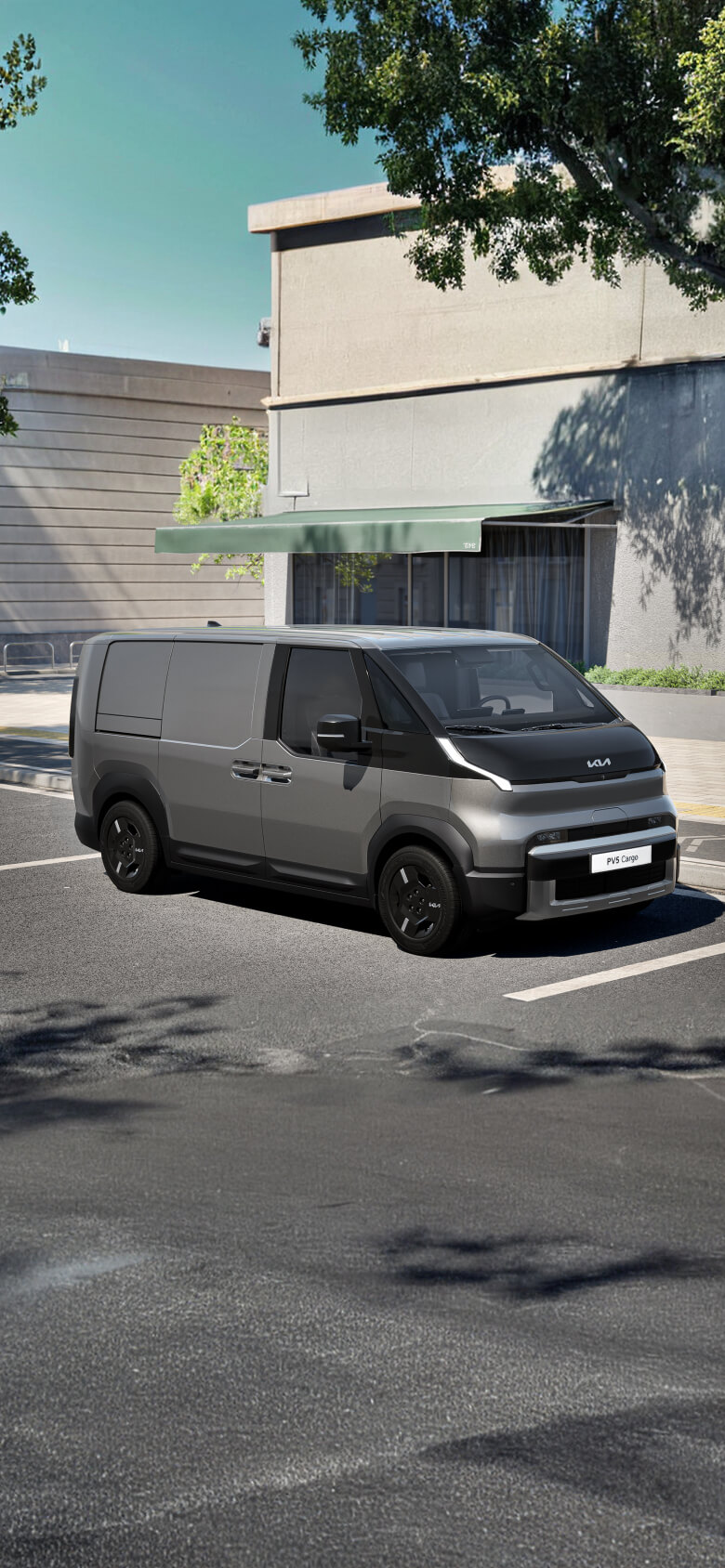 Vista frontale di Kia PV5 Cargo Long parcheggiato su una strada urbana