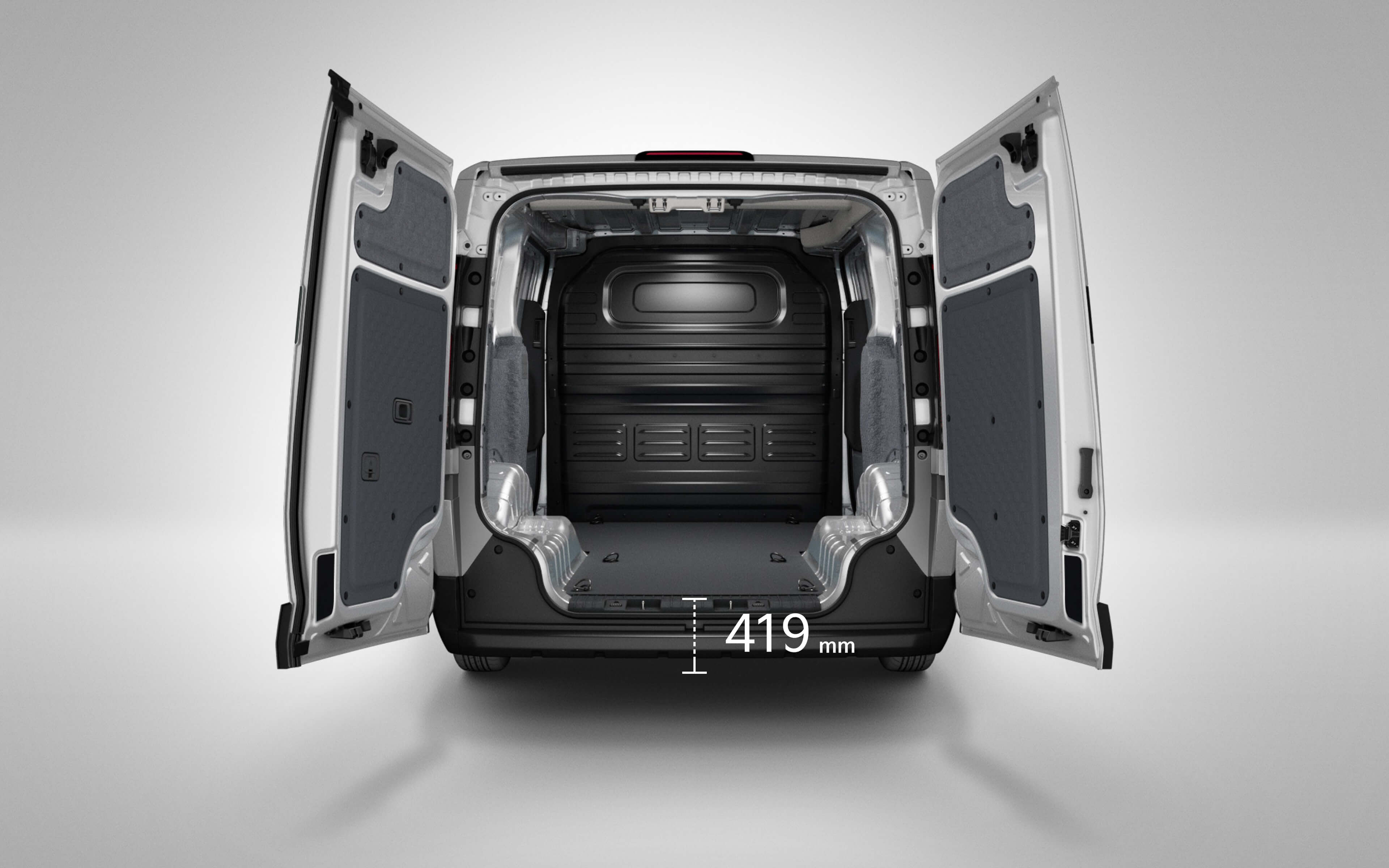 Vista posteriore di Kia PV5 Cargo che mostra l’altezza della piattaforma di 419 mm