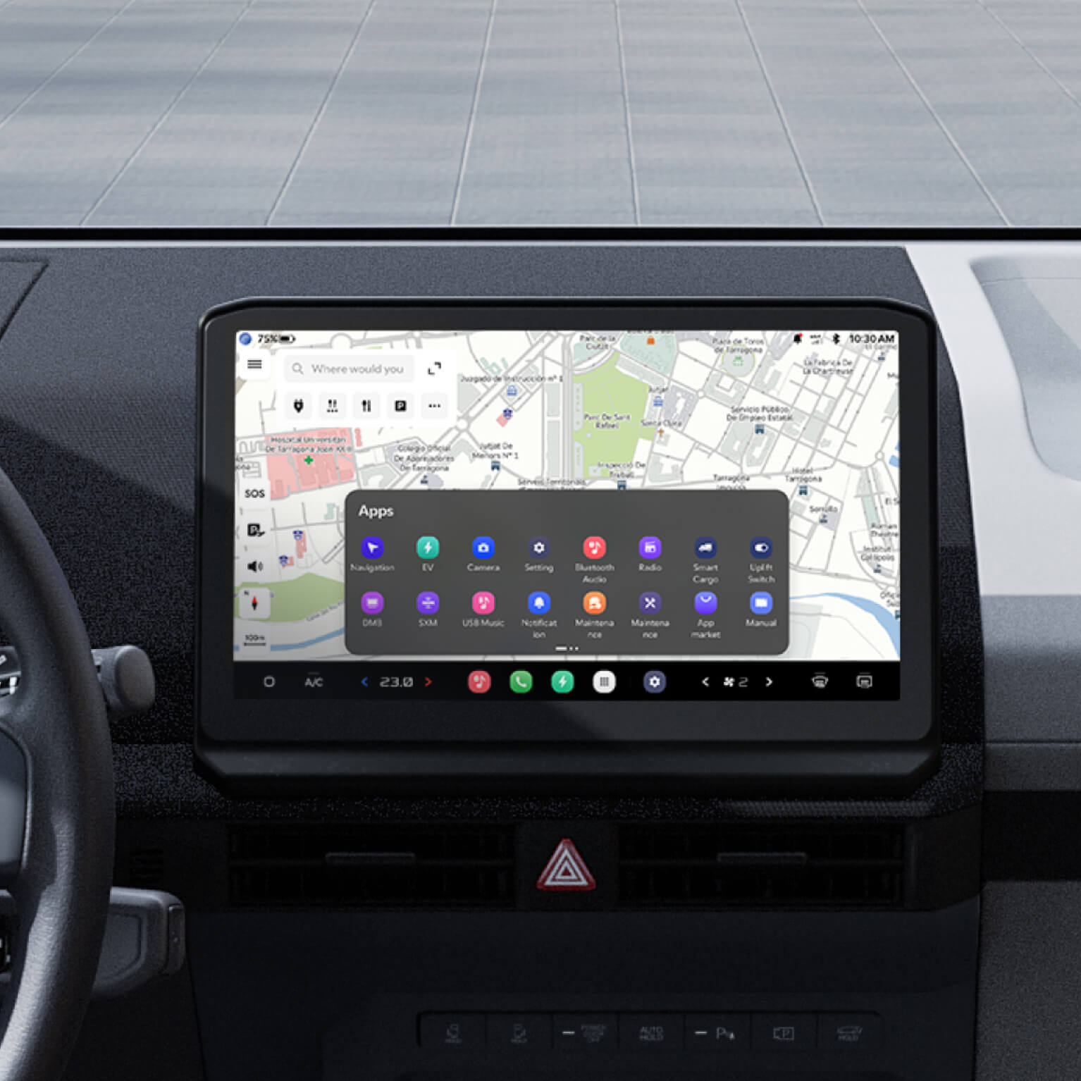 Ampio display di bordo da 12,9” di Kia PV5 che mostra l’interfacciaAAOS (sistema operativo Android Automotive) con navigazione e menu app