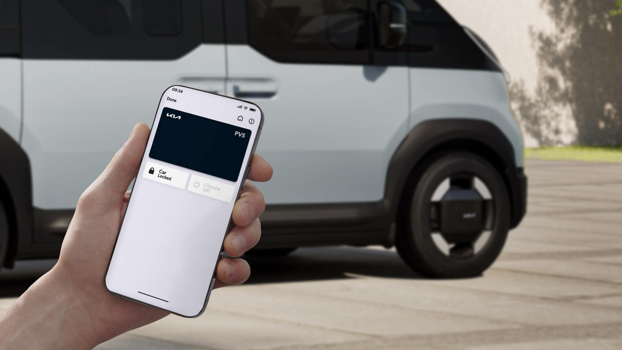 Mano che tiene uno smartphone per accedere alla chiave digitale Kia