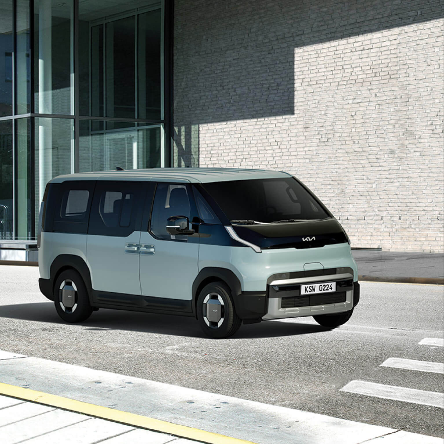 Vista frontale di Kia PV5 Passenger in prossimità di un attraversamento pedonale per evidenziare le funzionalità di sicurezza