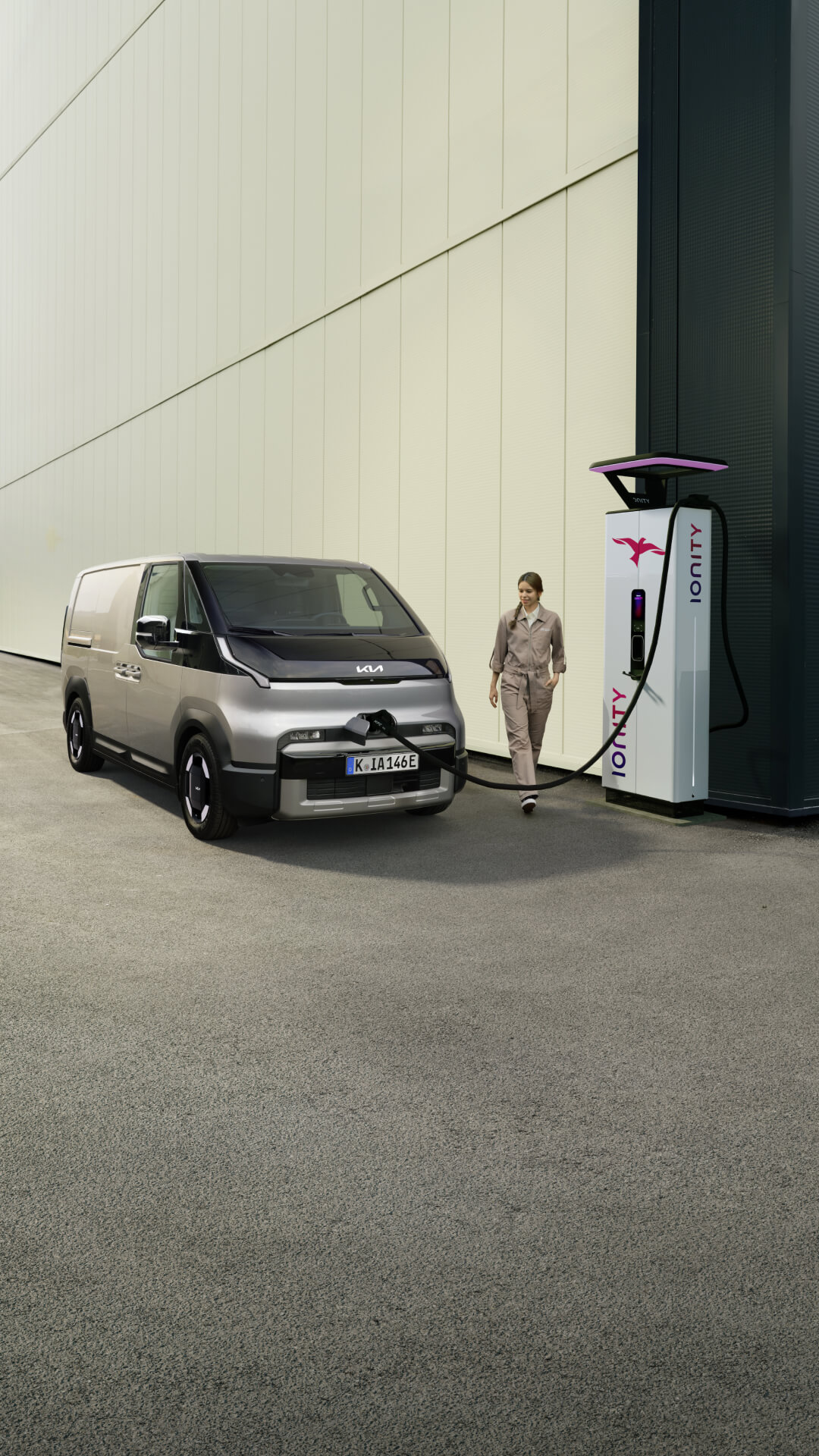 Ein Kia PV5 Cargo an einer Ladestation.