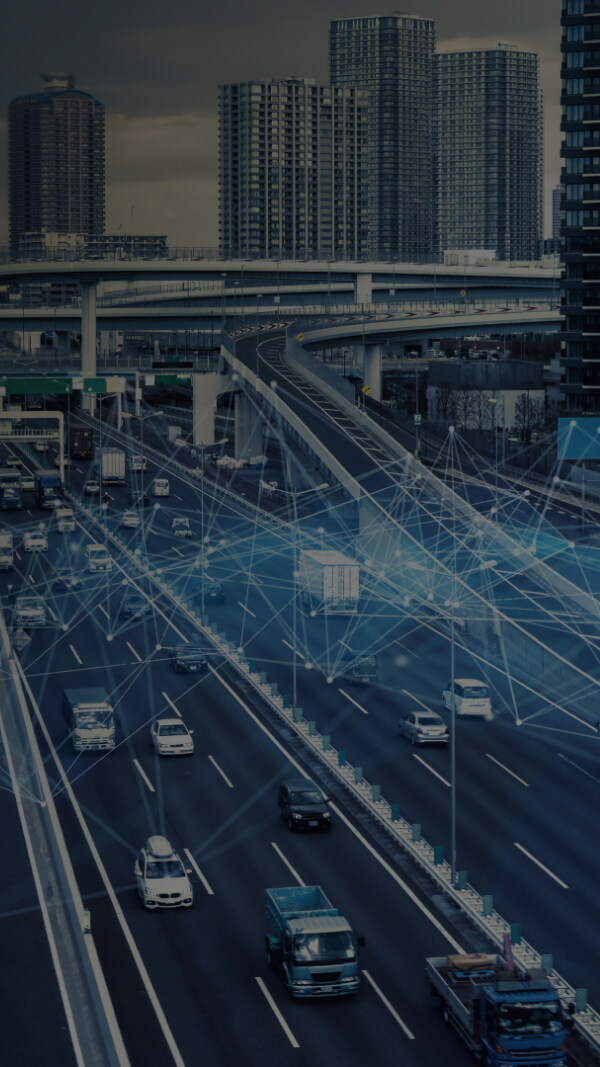 Stadtautobahn-Szene mit Visualisierungen vernetzter Fahrzeugdaten, dargestellt durch digitale Lichtlinien.