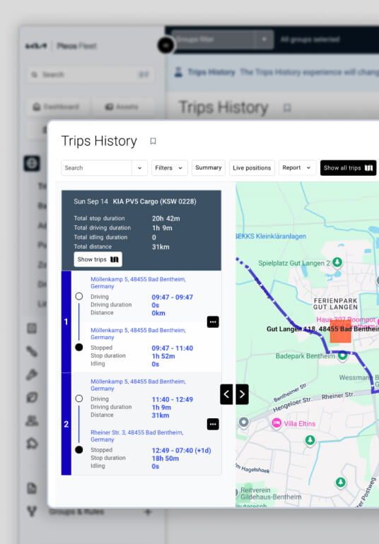 Trips-History (Fahrtenhistorie)-Dashboard mit abgeschlossenen Fahrzeugrouten, Start- und Endpunkten sowie Fahrtdetails auf einer digitalen Karte.