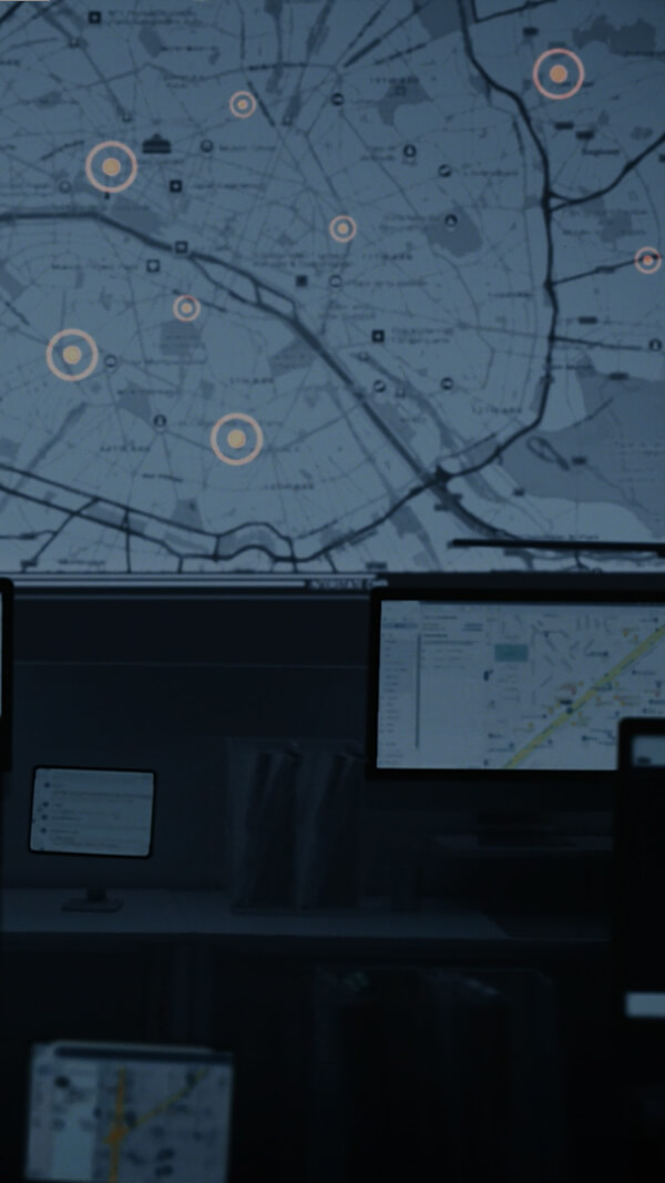 Multimonitor-Leitstand für den Flottenbetrieb mit Echtzeitkarten und Daten-Dashboards.