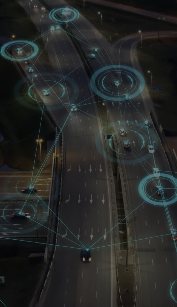 Autobahn bei Nacht, ergänzt durch digitale Echtzeitdaten im Overlay.