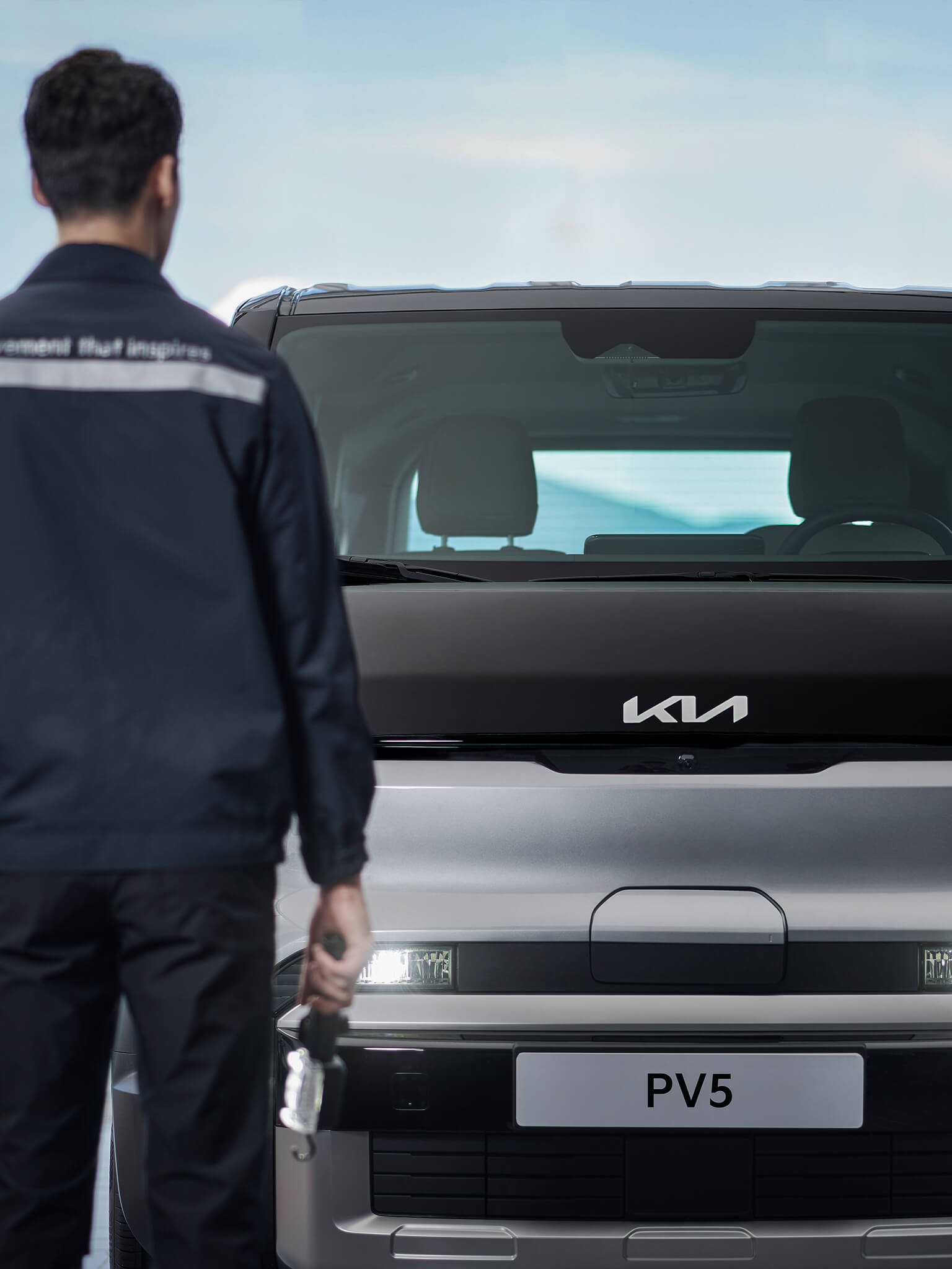 Service-Techniker vor Kia PV5
