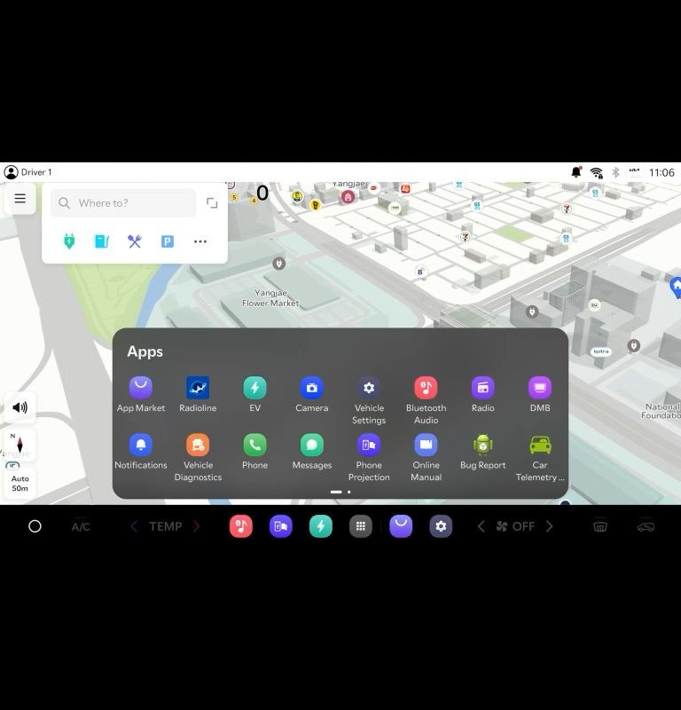 Écran d'infodivertissement de voiture affichant une carte de navigation avec un menu d'applications en superposition