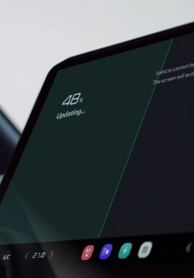 Infotainment-Display zeigt ein laufendes Over-the-Air-Update