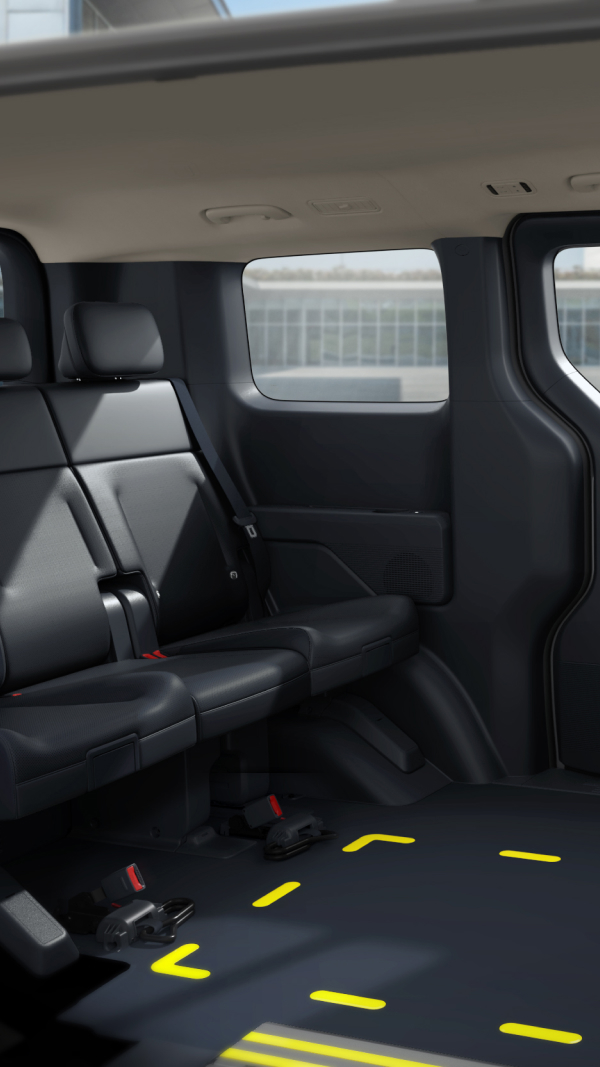 Fondraum des Kia PV5 WAV mit 60:40-Klappsitzen und Rollstuhlplatz für eine gemeinsame, komfortable Fahrt.