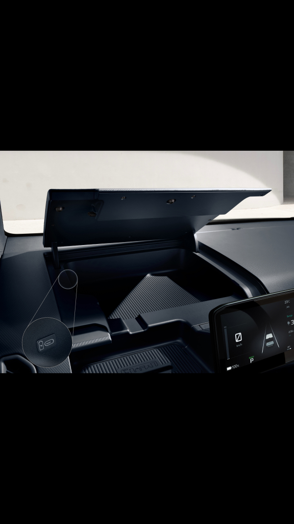 Ablagefach im Armaturenbrett des Kia PV5 WAV mit USB-C-Anschluss zum Laden und ordentlichen Verstauen von Geräten.
