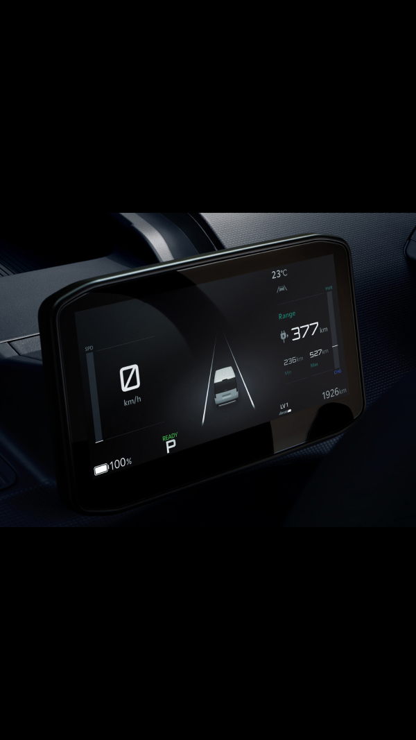 Digitales Kombiinstrument des Kia PV5 WAV mit Echtzeitanzeige von Geschwindigkeit, Reichweite, Energiefluss und Sicherheitshinweisen auf einen Blick.