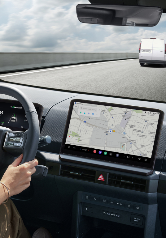 Kia PV5 WAV nutzt den navigationsbasierten Smart Cruise Control, um die Geschwindigkeit für Autobahn-Sicherheitszonen und Kurven anzupassen.