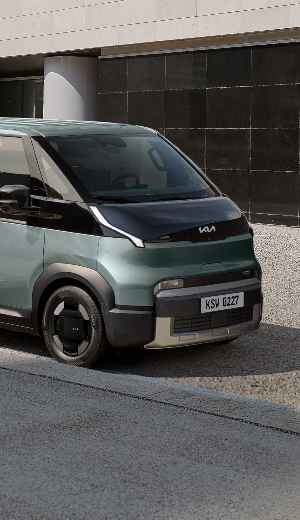 Kia PV5 WAV mit ausgefahrener seitlicher Rampe – zeigt Robustheit, elektrische Reichweite und schnelles Laden für barrierefreie Alltagsmobilität.