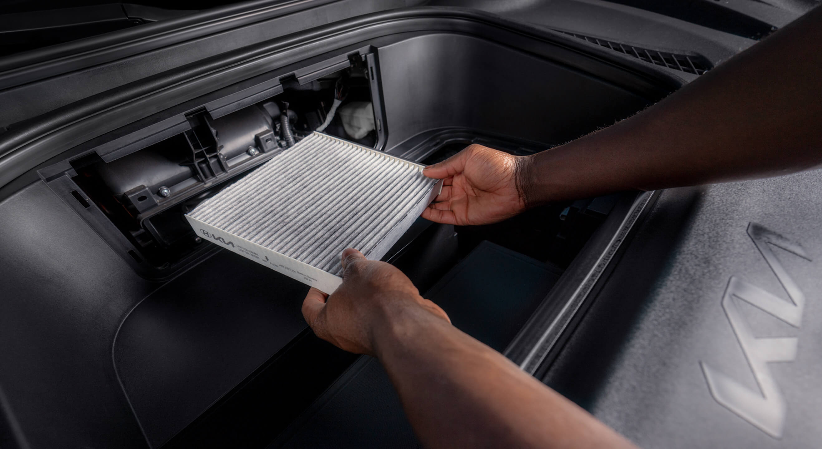 Kia-Techniker ersetzt Kia-Original-Innenraumluftfilter.