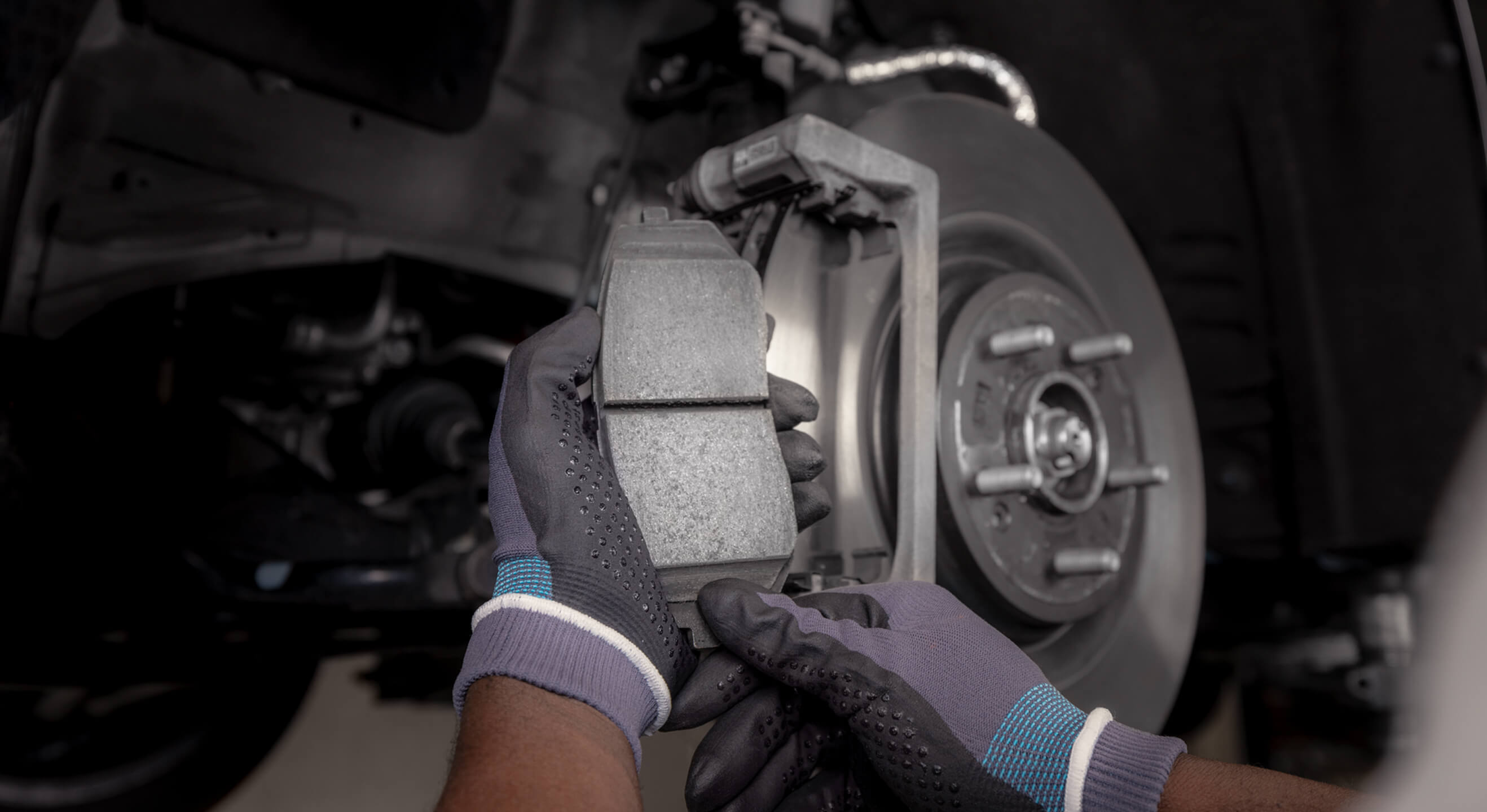 Kia-Techniker ersetzt Kia-Originalbremsbeläge und -bremsscheiben.