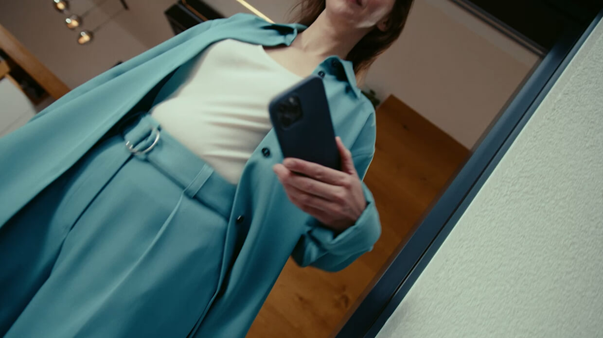 Der Kunde nutzt die intelligenten Funktionen der Kia App, um Servicetermine zu vereinbaren und Diagnosen aus der Ferne zu überprüfen.