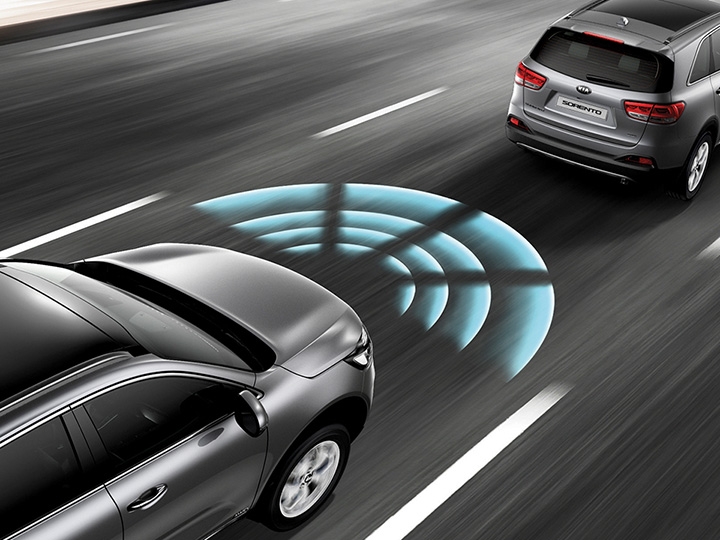Intelligent fartpilot hjælper føreren med at holde tilstrækkelig afstand til forankørende køretøjer.