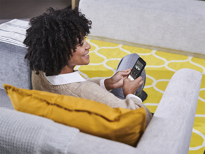 Un homme tient un smartphone avec l'app MyKia