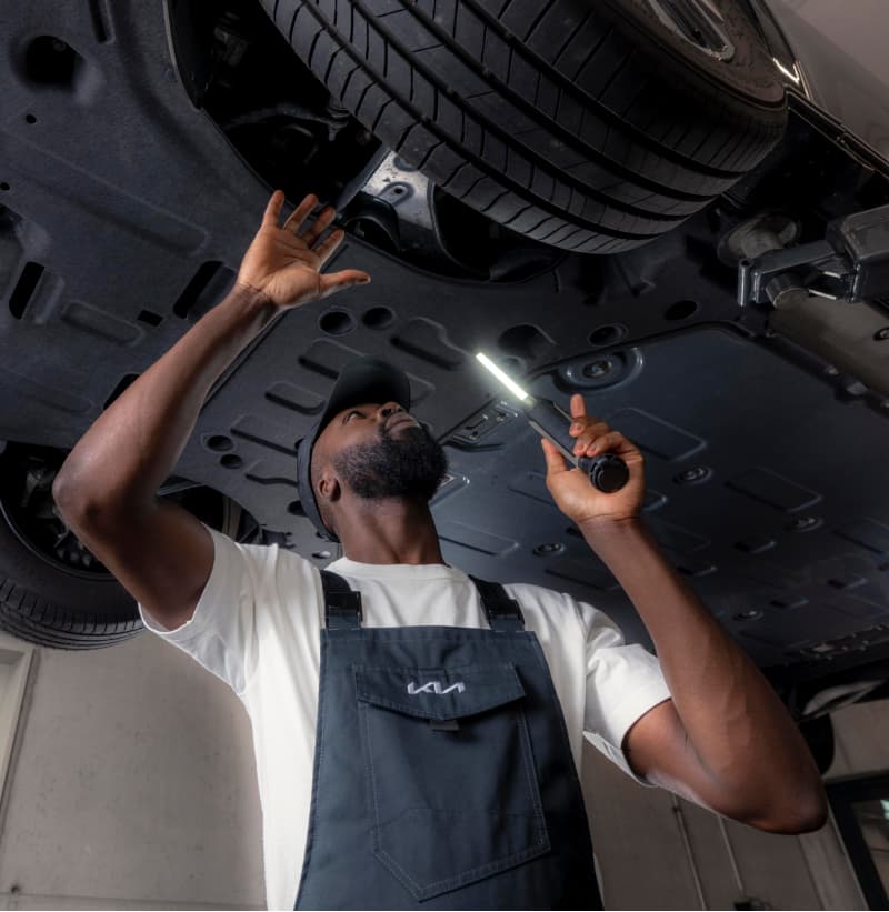 Kia Technician preparing Kia Complete wheels with fresh summer tyres.