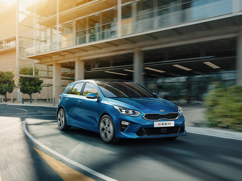 kia ceed driving past buildings