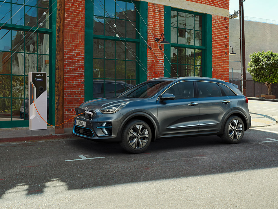 Kia Niro in ricarica presso una colonnina pubblica