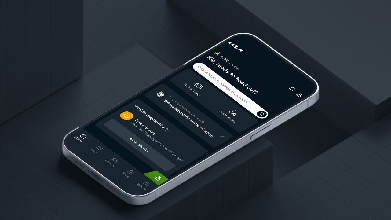 Kia EV9 GT, grau, Motorhaube Fahrerseite, Frau lehnt vorne am Fahrzeug