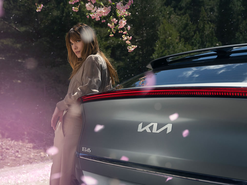 Face arrière de Kia EV6, logo Kia