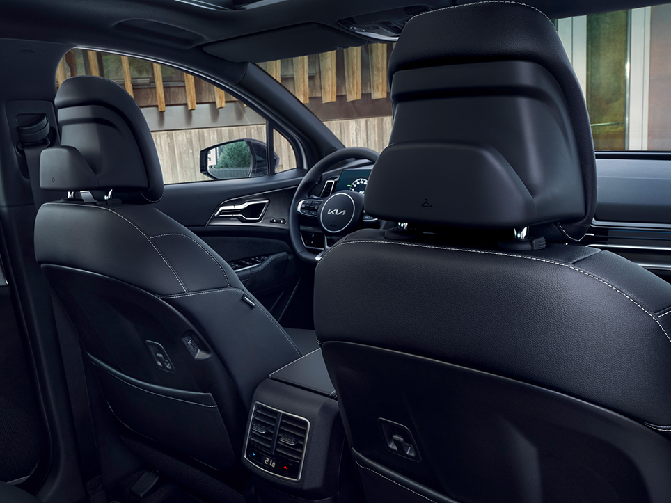 Interior Kia Sportage: un espacio inteligente con perchas, grandes portavasos y reposabrazos.