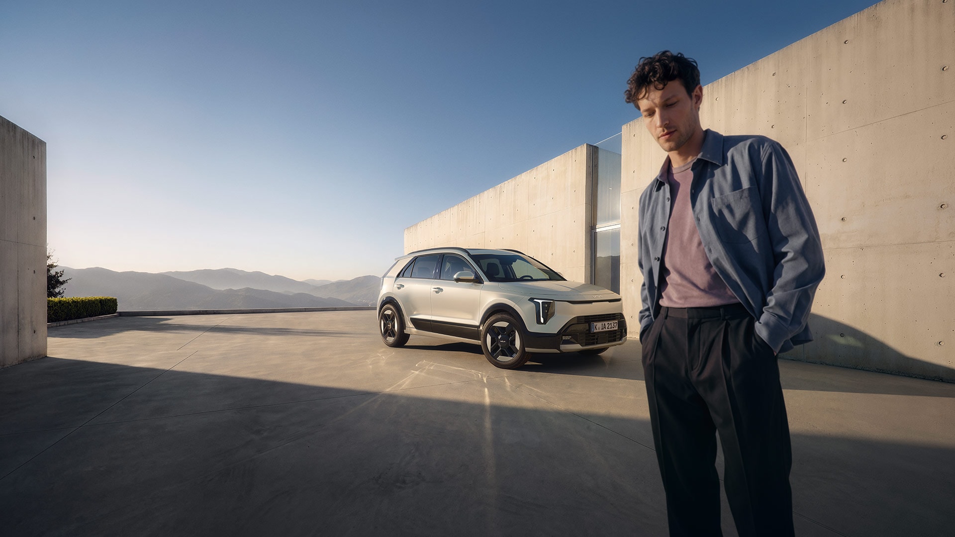 persona delante de un Kia Niro