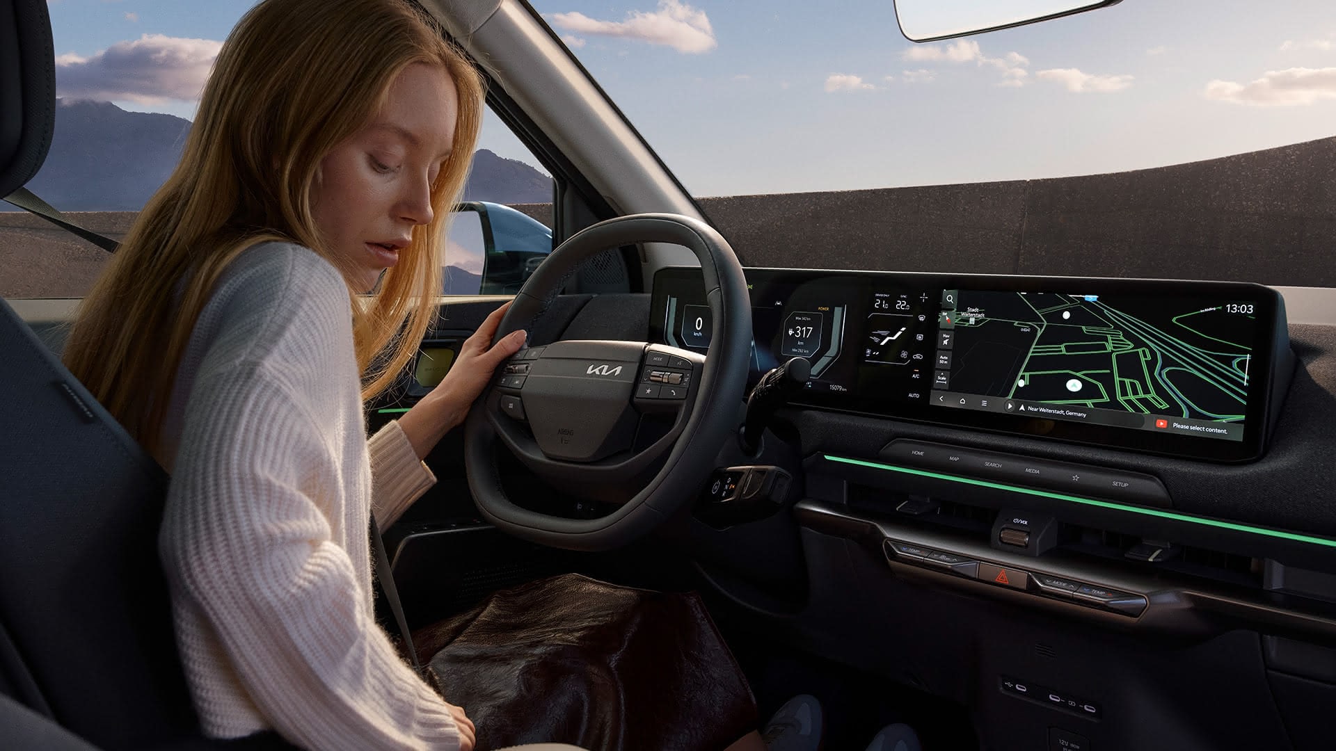 Infodivertissement panoramique à triple écran.