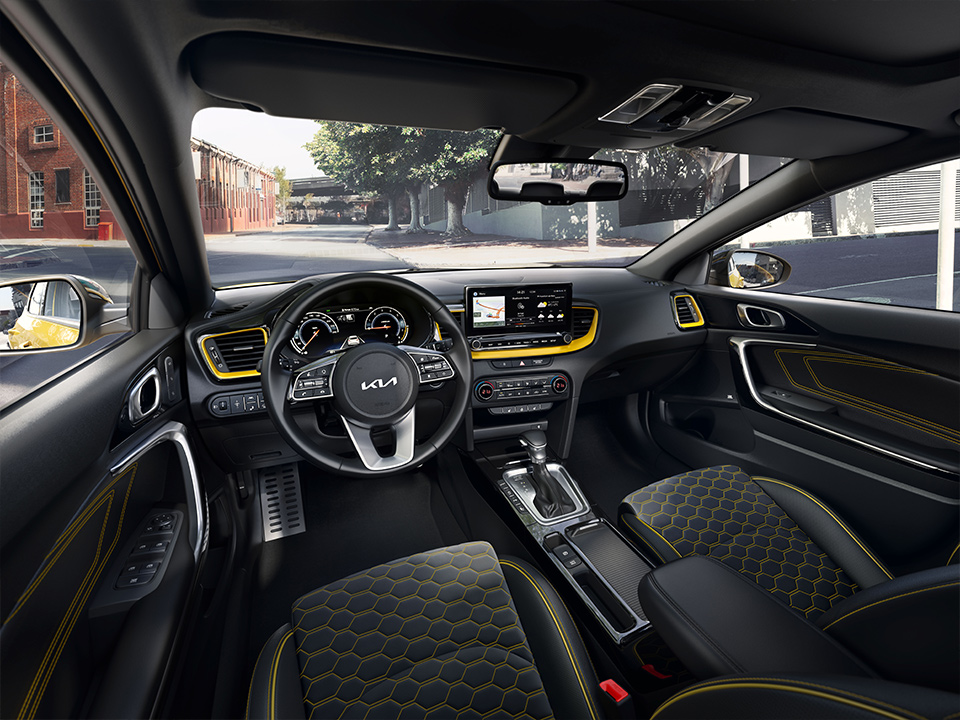 Kia XCeed crossover coupé driver's view