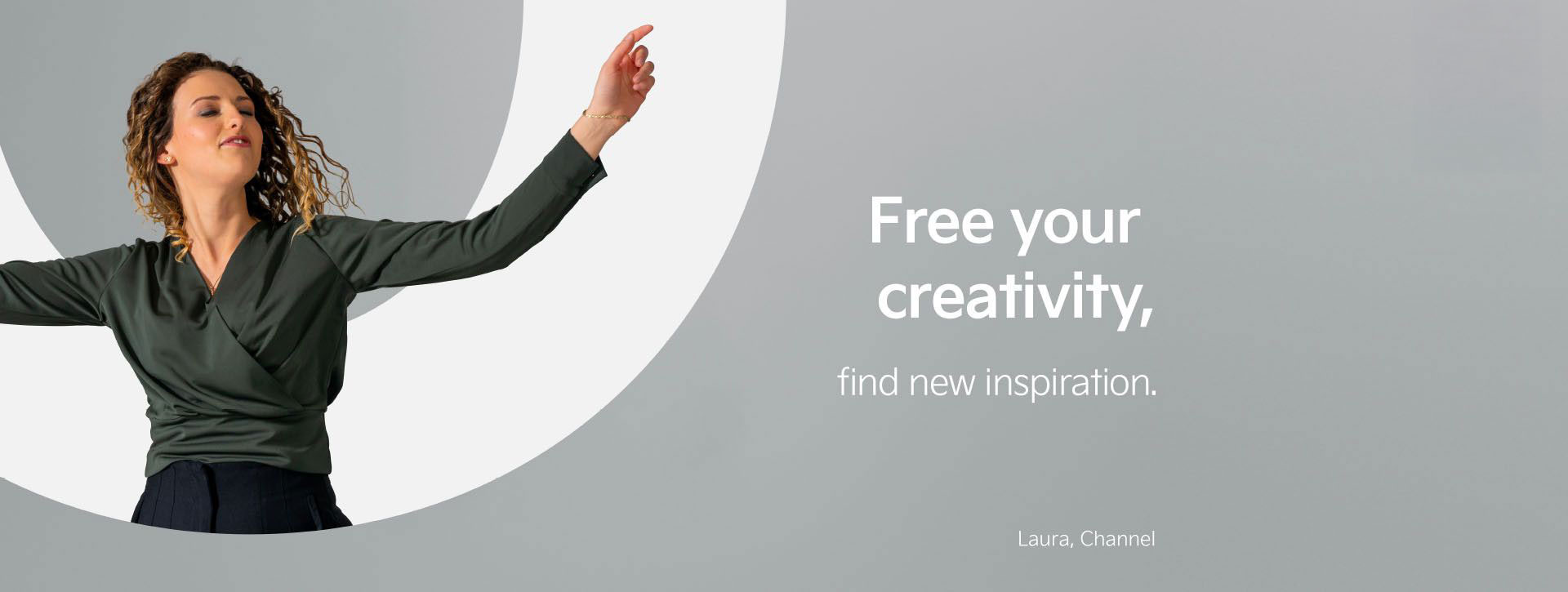 Laura del nostro team Channel danza davanti alla lettera "O". Accanto troviamo lo slogan “Free your creativity - find new inspiration”.