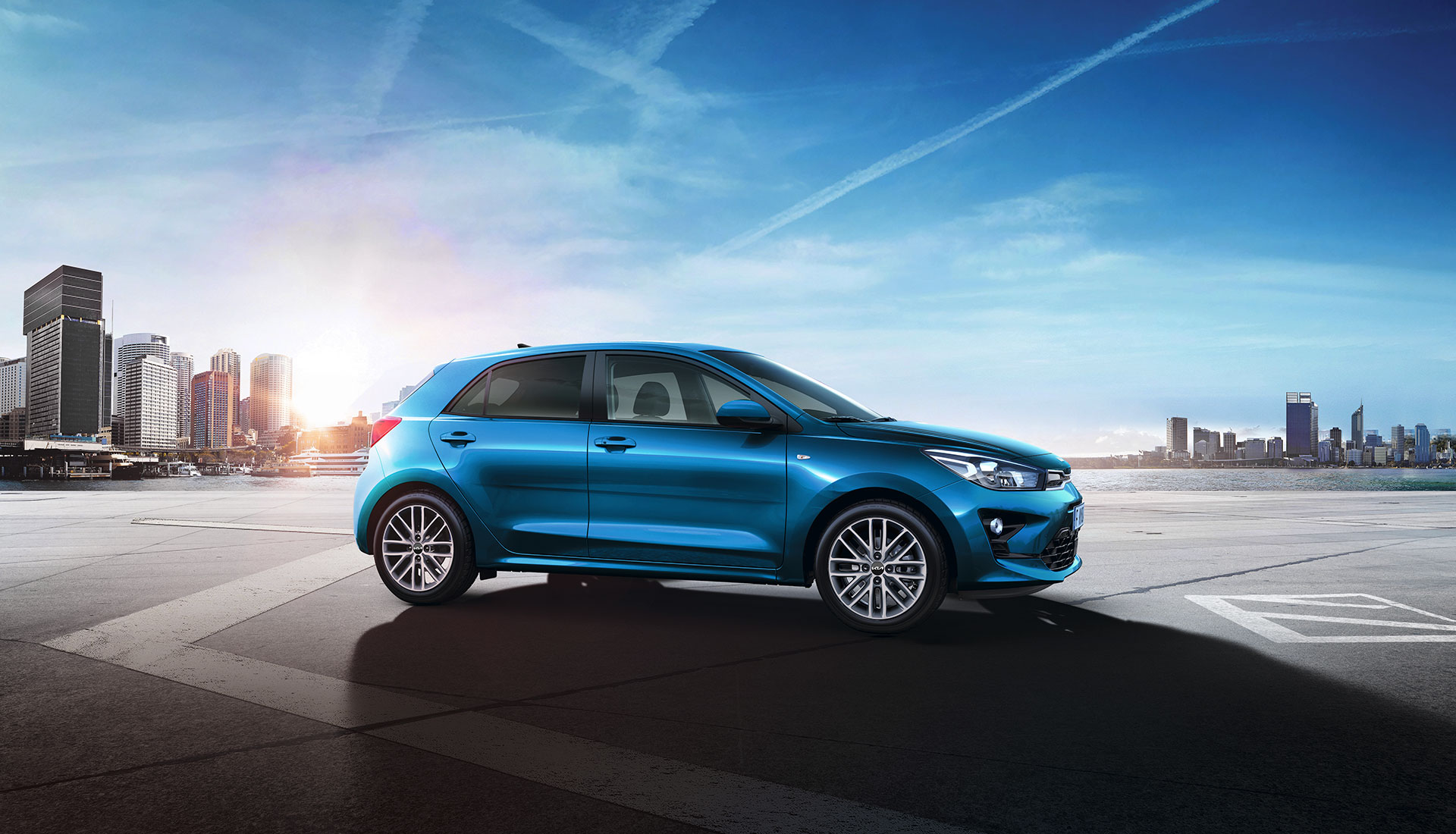 Kia Rio - esterni con linee aerodinamiche e contorni decisi, cerchi in lega da 15” e nuovi fari con luci diurne a LED