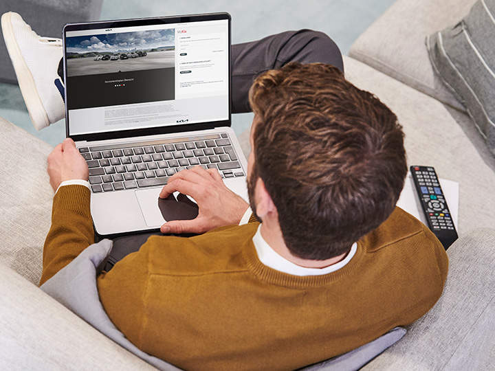 Ragazzo visita il portale MyKia su computer per prenotare un appuntamento