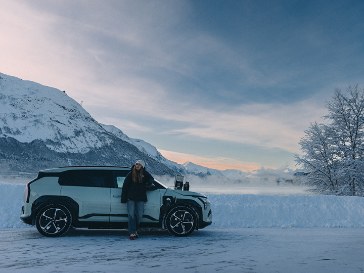 Ebba Forsgren med sin Kia EV3 i vinterlandskap