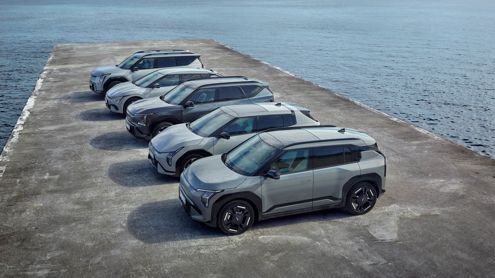 Några av Kias elbilar på en pir.