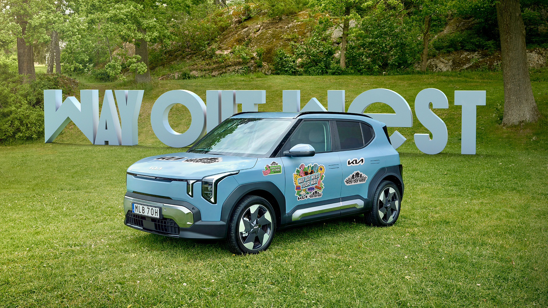 Kia EV2 på en gräsmatta med Way Out West-logotyp baktill.