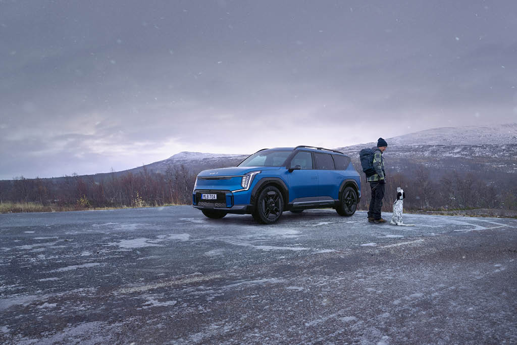 Kia EV9 i vinterlandskap.