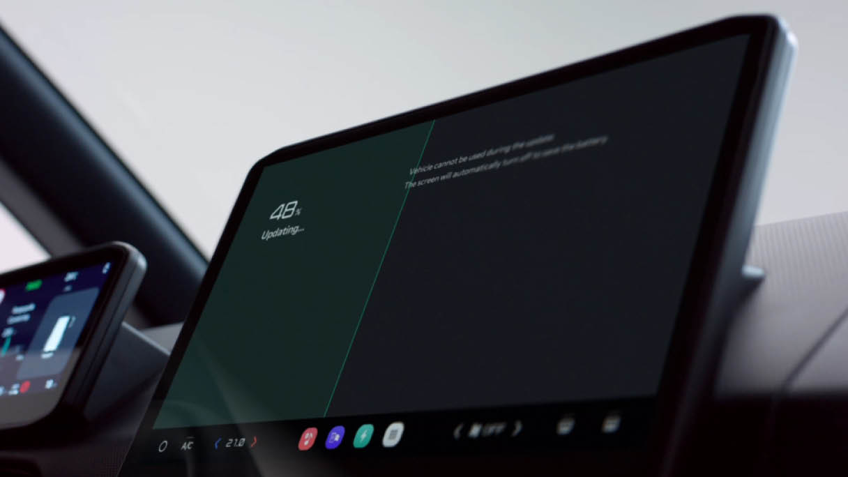 Infotainment-skärm i Kia PBV som visar en pågående uppdatering av OTA-mjukvara.