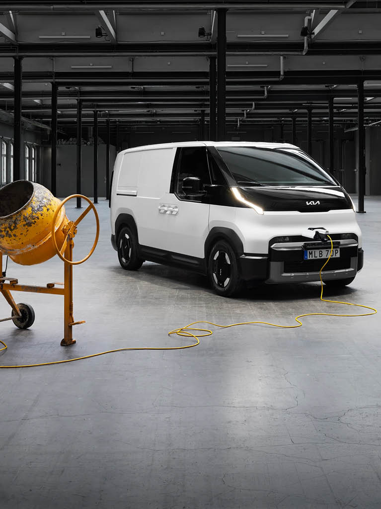 Kia PV5 Cargo med cementblandare.