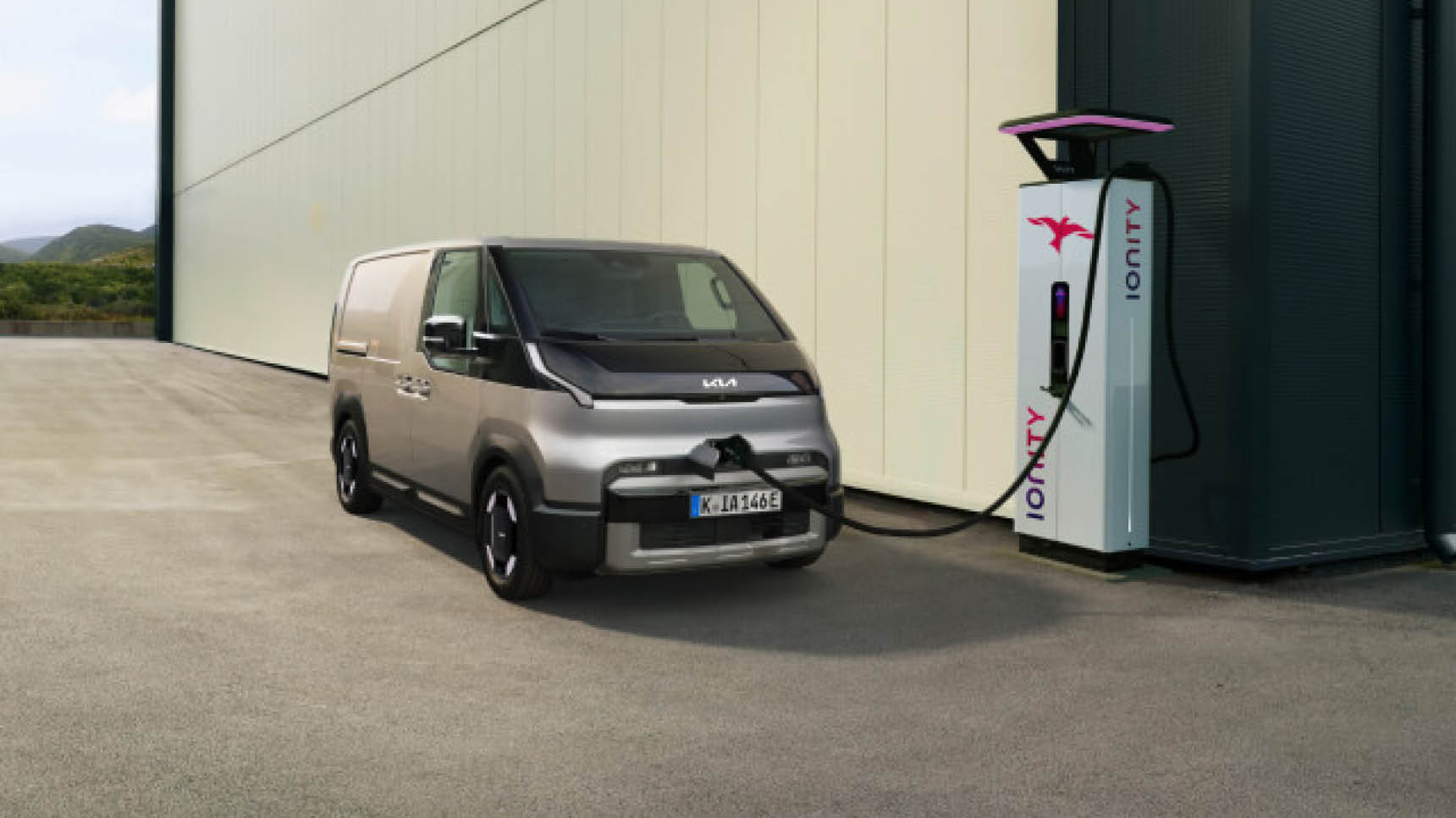 Kia PV5 Cargo som laddas vid en Ionity-laddstation