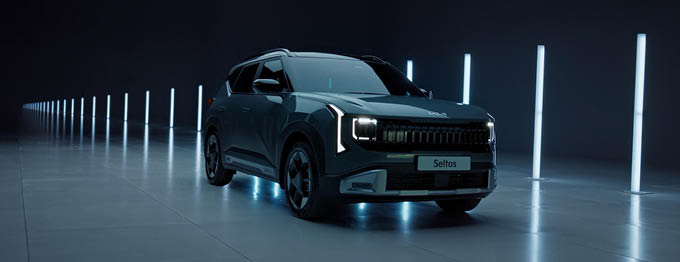 Kia Seltos snett framifrån.
