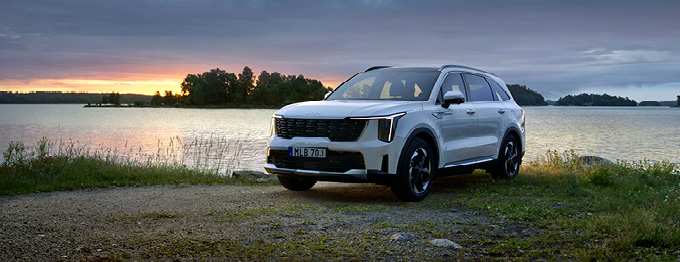 Kia Sorento i skärgårdslandskap.