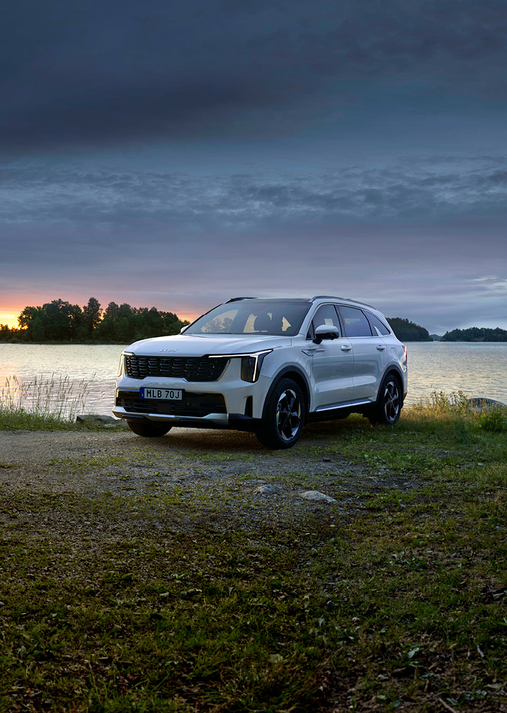 Kia Sorento Plug-In Hybrid i skärgårdsomgivning.